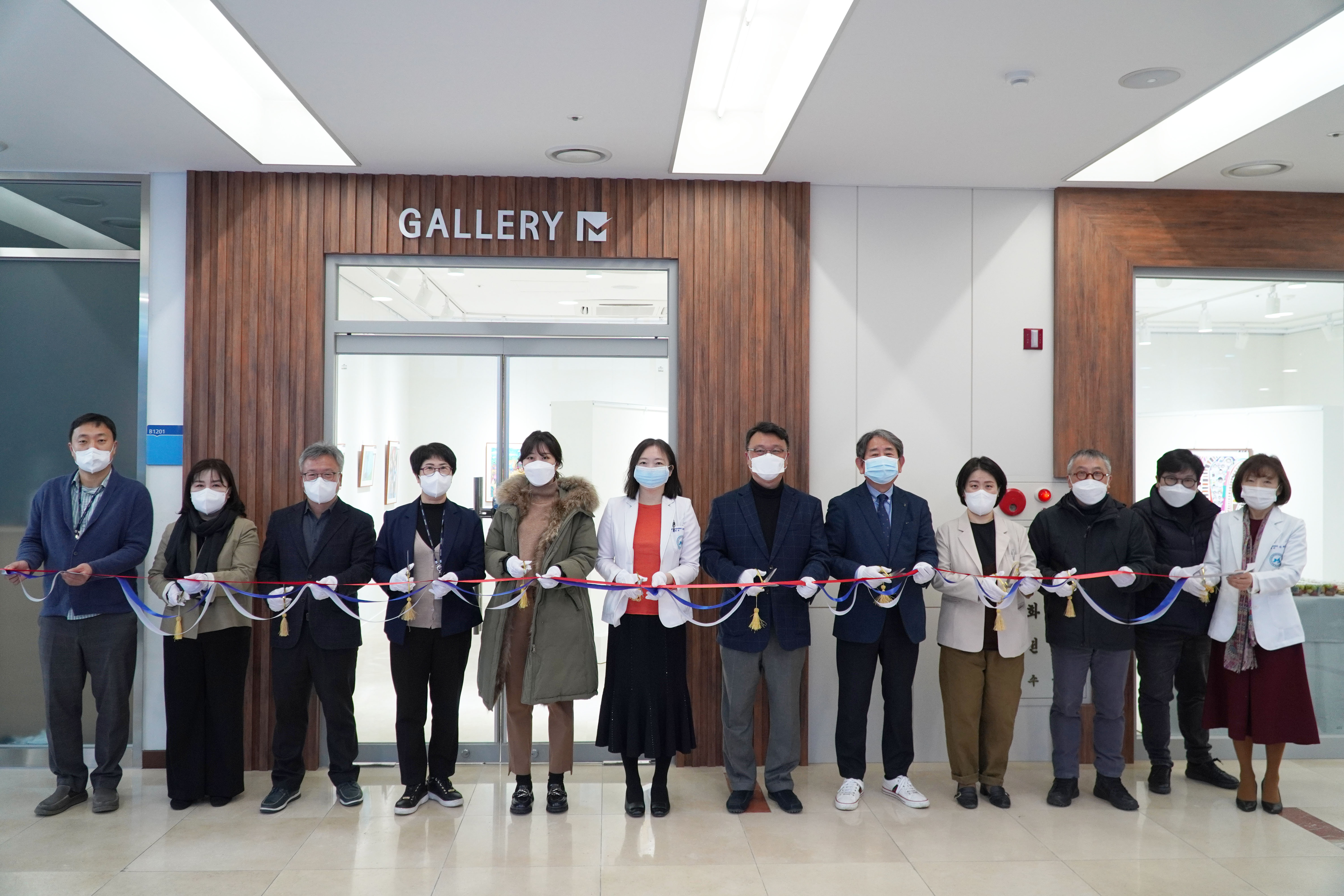 국립정신건강센터 상설기획전시관 Gallery M 입구에서의 임원진 모습
